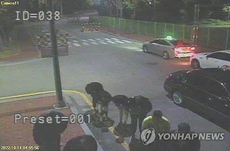 교도소 앞에 도열한 폭력조직원들. [광주지검 제공]